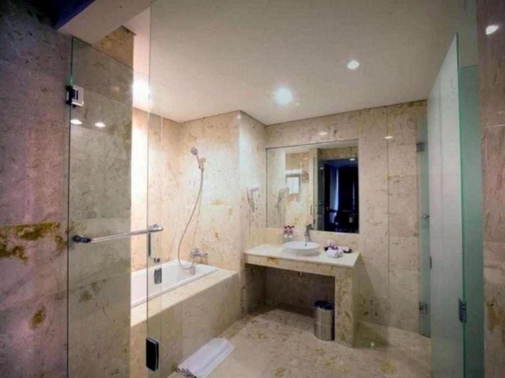 Claro Hotel Kendari Exterior foto