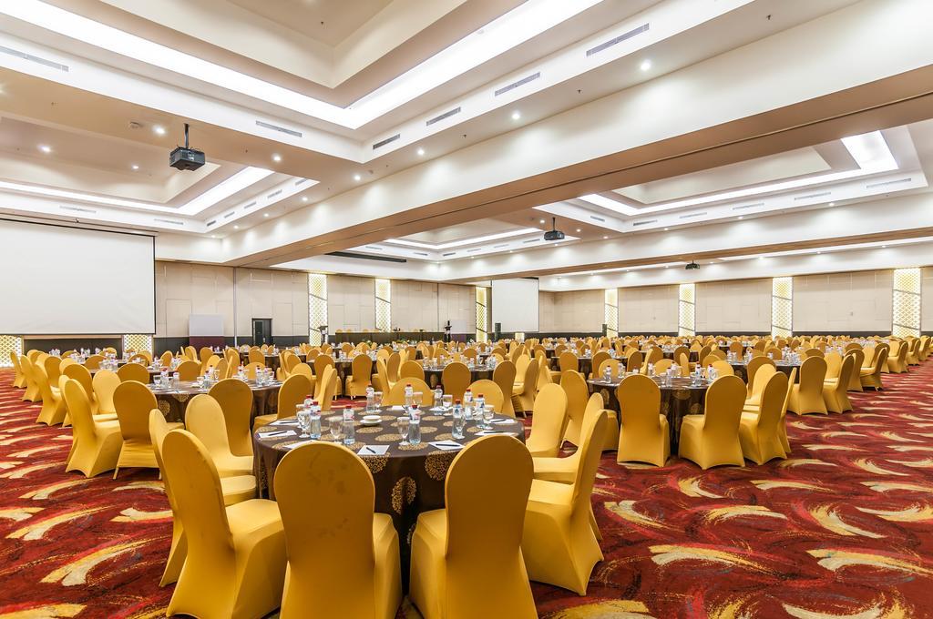 Claro Hotel Kendari Exterior foto